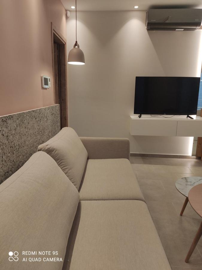 Pink Rose Luxury And Comfort Apartment At The Centre Of Preveza Bagian luar foto